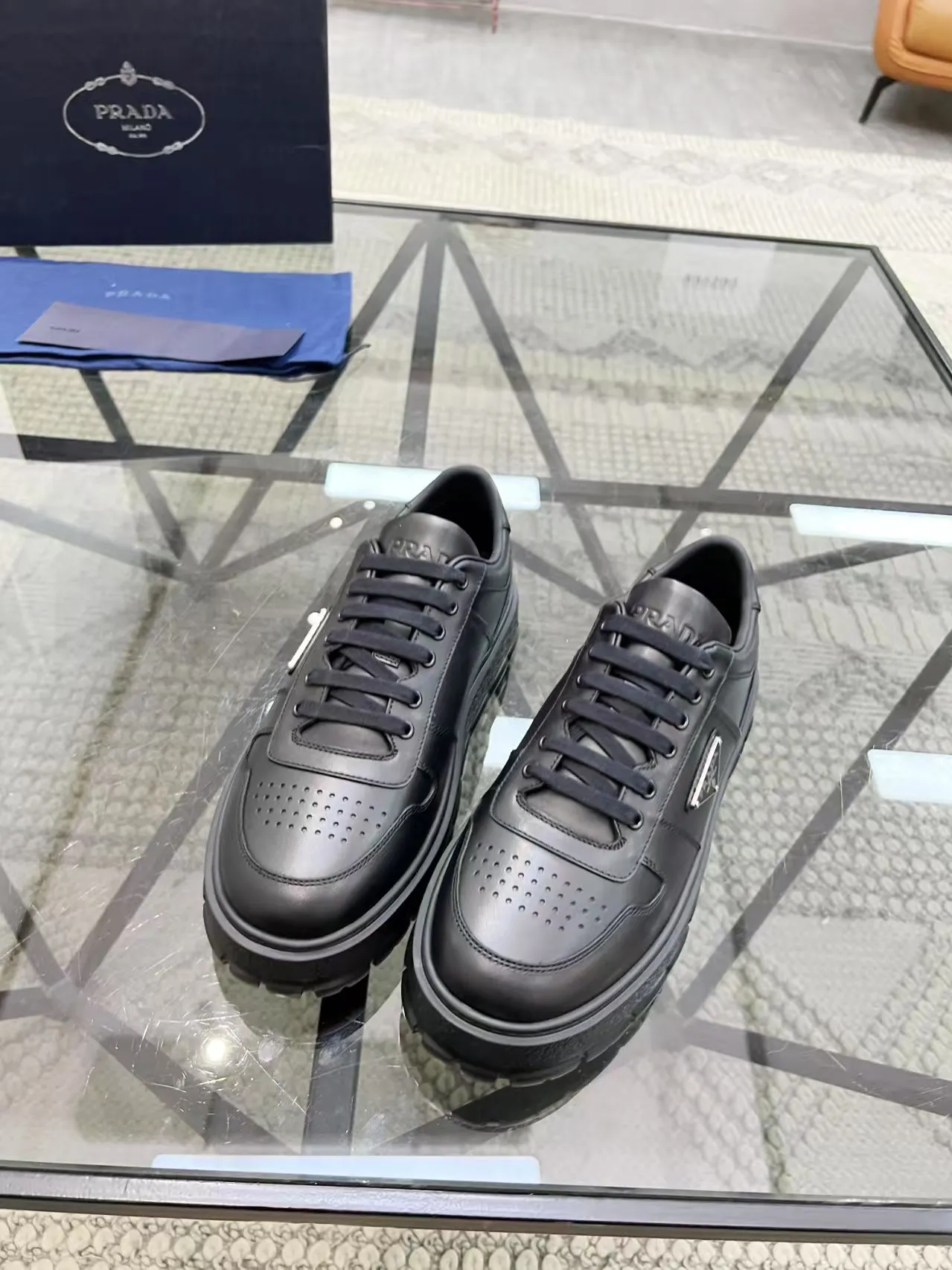 Men's Men's Shoes 💰440 [New Style] 🎍🎍Prada Prada's new men's leather sneakers, the highest version on the market, any comparison is welcome🆚! The original leather has excellent texture and is super high-end! Fetal sheep net lining imported from Italy, removable pad! Luxurious materials and fine workmanship, highly recommended! Code: 38-44 (45 can be customized